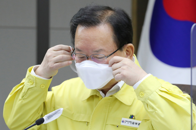 김부겸 국무총리가 17일 오전 세종시 정부세종청사에서 열린 신종 코로나바이러스 감염증(코로나19) 대응 중앙재난안전대책본부 회의에서 발언을 마친 뒤 다시 마스크를 쓰고 있다. 연합뉴스
