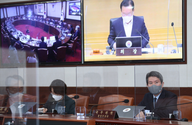 이인영 통일부 장관(오른쪽) 등이 16일 정부서울청사에서 열린 국무회의에 참석해 있다. 연합뉴스