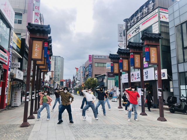 청년예술가들이 약전골목에서 플래시몹을 선보이고 있는 모습. 대구문화재단 제공