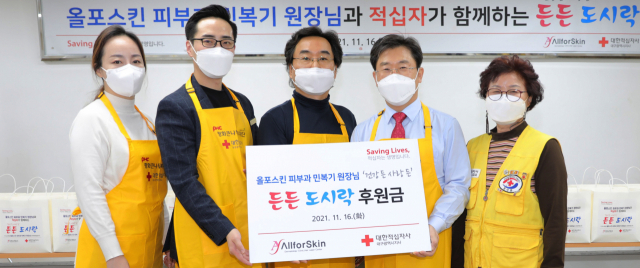 올포스킨 민복기 원장 및 임직원, 송준기 대구적십자사 회장, 최영순 적십자봉사회 달서구지구협의회 회장이 후원금 전달식을 하고 있다.