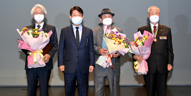 제1회 대구호국보훈대상 수상자로 단체부문 김태오 DGB금융그룹 회장,권영진 대구시장,독립부문 장병하 씨,호국부문 변영도 씨