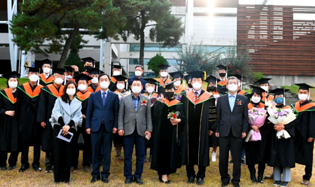 최근 대구한의대바이오센터에서 열린 한방스마트그린파머과정 수료식에서 수료생들이 기념촬영을 하고 있다. 대구한의대 제공