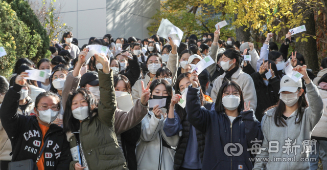 2022학년도 대학수학능력시험을 하루 앞둔 17일 오후 대구여자고등학교에서 예비소집에 참여한 수험생들이 배부받은 수험표를 들고 파이팅을 외치고 있다. 안성완 기자 asw0727@imaeil.com