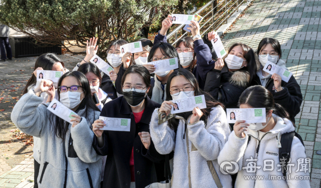 2022학년도 대학수학능력시험을 하루 앞둔 17일 오후 대구여자고등학교에서 예비소집에 참여한 수험생들이 배부받은 수험표를 들고 파이팅을 외치고 있다. 안성완 기자 asw0727@imaeil.com
