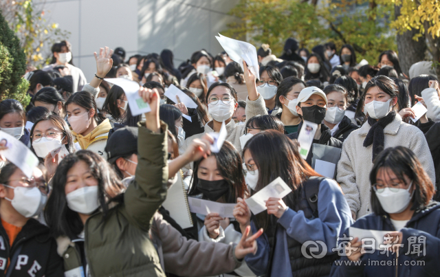 2022학년도 대학수학능력시험을 하루 앞둔 17일 오후 대구여자고등학교에서 예비소집에 참여한 수험생들이 배부받은 수험표를 들고 파이팅을 외치고 있다. 안성완 기자 asw0727@imaeil.com