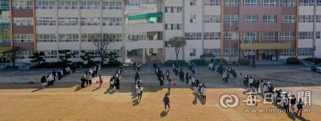2022학년도 대학수학능력시험 예비소집일인 17일 오후 대구여자고등학교에서 수험생들이 수험표를 배부받기 위해 줄 서 있다. 안성완 기자 asw0727@imaeil.com