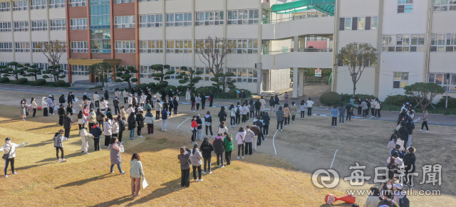 2022학년도 대학수학능력시험 예비소집일인 17일 오후 대구여자고등학교에서 수험생들이 수험표를 배부받기 위해 줄 서 있다. 안성완 기자 asw0727@imaeil.com