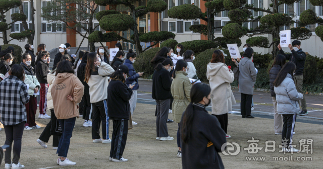 2022학년도 대학수학능력시험 예비소집일인 17일 오후 대구여자고등학교에서 수험생들이 수험표를 배부받기 위해 줄 서 있다. 안성완 기자 asw0727@imaeil.com