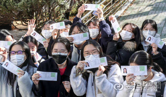 2022학년도 대학수학능력시험을 하루 앞둔 17일 오후 대구여자고등학교에서 예비소집에 참여한 수험생들이 배부받은 수험표를 들고 파이팅을 외치고 있다. 안성완 기자 asw0727@imaeil.com