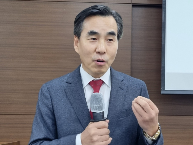㈜안상규벌꿀 안상규 대표가 16일 오후 포항시 남구 지곡동 포스코국제관에서 매일신문 CEO 포럼 강연을 하고 있다. 배형욱 기자