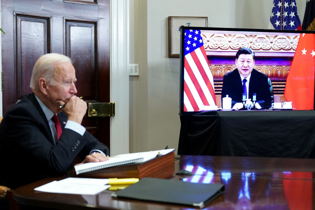 조 바이든(왼쪽) 미국 대통령이 15일(현지시간) 워싱턴DC 백악관의 루스벨트 룸에서 화상을 통해 시진핑 중국 국가주석과 정상회담을 하고 있다. 이번 회담은 지난 1월 바이든 대통령 취임 후 10개월 만에 처음 열리는 것이다. 연합뉴스