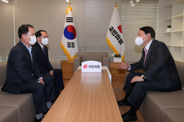 국민의힘 윤석열 대선 후보(오른쪽)가 17일 오전 순국선열의 날을 맞아 서울 여의도 당사에서 최원일 전 천안함 함장(가운데)과 고(故) 이상희 하사의 부친인 이성우 유족회장(왼쪽)을 면담하고 있다. 연합뉴스
