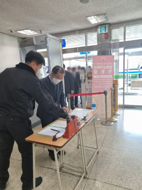 17일 이강인 영풍 대표가 구속 전 피의자 심문을 받기 위해 대구지법에 들어오고 있다. 허현정 기자