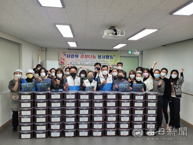 한국외식업중앙회 경산시지부는 지난 16일 경산다문화가족지원센터에서 김장담그기 ＆ 나눔 행사 봉사활동을 했다.