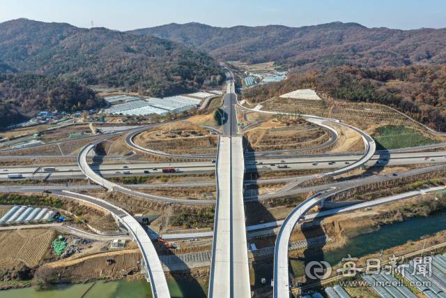 경부고속도로와 도시외곽순환도로(대구 4차순환도로)가 만나는 경북 칠곡군 지천면 지천분기점. 매일신문DB.
