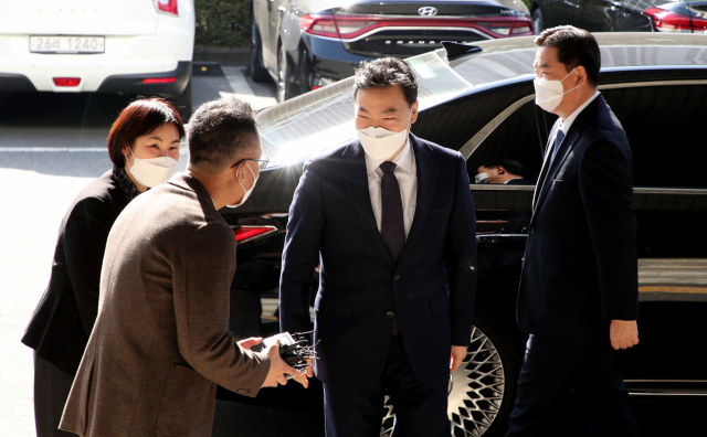 김오수 검찰총장이 17일 오전 대구 수성구 대구고검·지검에 도착해 취재진의 질문에 답하고 있다. 김영진 기자 kyjmaeil@imaeil.com