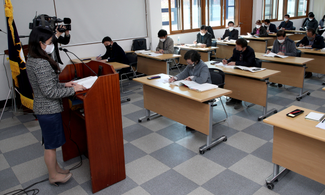 17일 오후 대구 남구선거관리위원회에서 내년 3월 9일 제20대 대통령선거와 동시에 실시하는 국회의원보궐선거(중남구선거구)의 입후보안내 설명회가 열리고 있다. 김영진 기자 kyjmaeil@imaeil.com