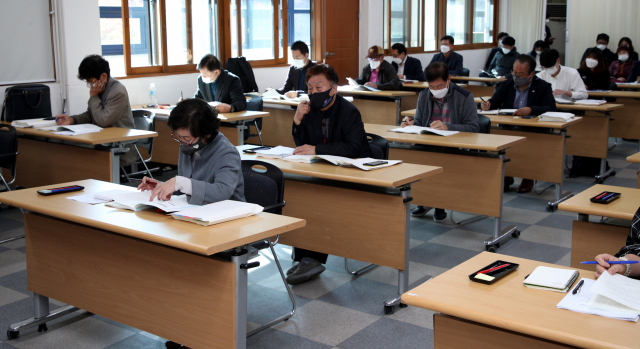 17일 오후 대구 남구선거관리위원회에서 내년 3월 9일 제20대 대통령선거와 동시에 실시하는 국회의원보궐선거(중남구선거구)의 입후보안내 설명회가 열리고 있다. 김영진 기자 kyjmaeil@imaeil.com