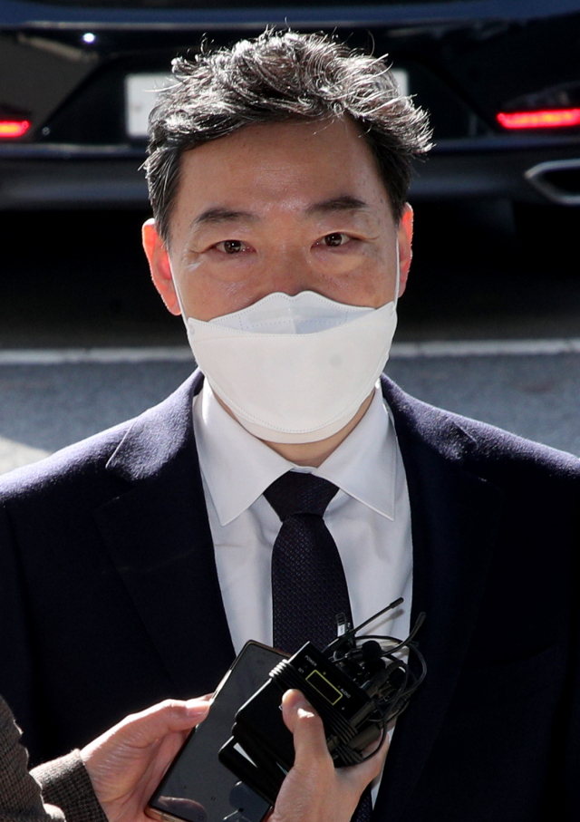 김오수 검찰총장이 지난해 11월 대구 수성구 대구고검·지검에 도착해 취재진의 질문에 답하고 있다. 매일신문 DB