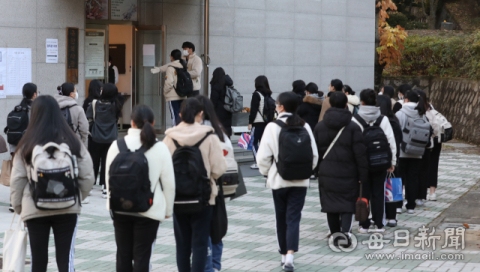 2022학년도 대학수학능력시험일인 지난 11월 18일 대구여자고등학교에서 시험을 보는 수험생들이 고사장으로 입실하고 있다. 안성완 기자 asw0727@imaeil.com
