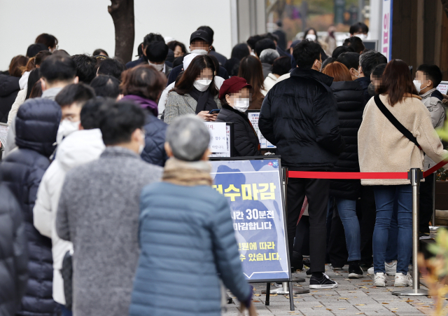 18일 오전 서울 송파보건소 코로나19 선별진료소에서 검사를 받으려는 시민들이 대기하고 있다. 연합뉴스
