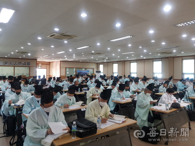 전국한시백일장에 모인 한시인들이 주제에 맞춰 다채로운 묵향을 뽐내고 있다. 포항문화원 제공