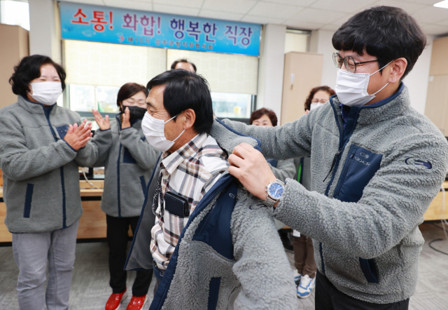 성주군청공무원직장협의회 미화원에 외투 전달.