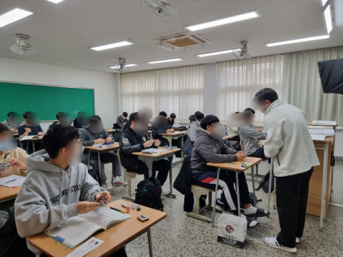 2022학년도 대학수학능력시험(수능)일인 지난해 11월 18일 대구시교육청 24지구 6시험장 경북고 한 시험실에서 수험생들이 감독관으로부터 수능 유의사항을 듣고 있는 모습. 매일신문DB