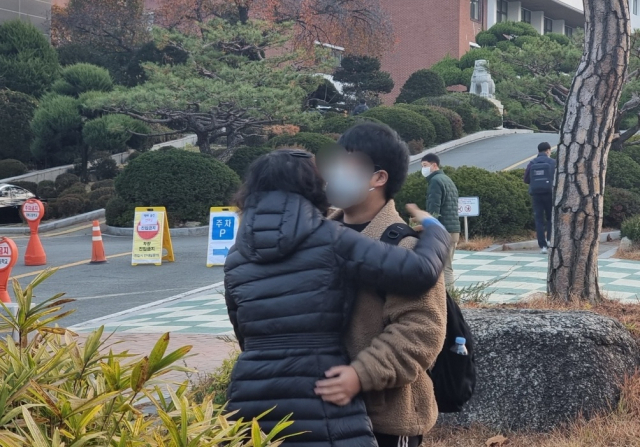 18일 오전 대구 수성구 경북고등학교에 마련된 시험장 앞에서 한 학부모가 수험생을 안아주며 격려하고 있다. 임재환 기자