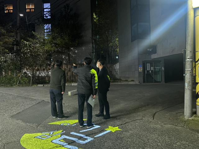 경주경찰서 직원들이 셉테드 사업을 마무리한 뒤 현장을 점검하고 있다. 경주경찰서 제공