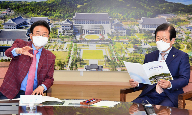 18일 경북도청을 방문한 박병석(오른쪽) 국회의장에게 이철우 경북도지사가 도정 주요 현안을 건의하고 있다. 경북도 제공