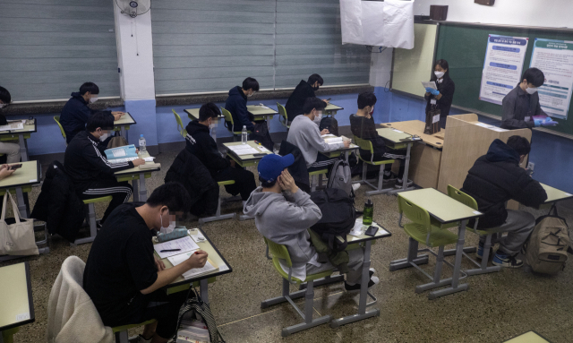 2022학년도 대학수학능력시험이 치러진 18일 오전 서울 여의도고등학교에 마련된 시험장에서 수험생들이 시험을 기다리고 있다. 연합뉴스