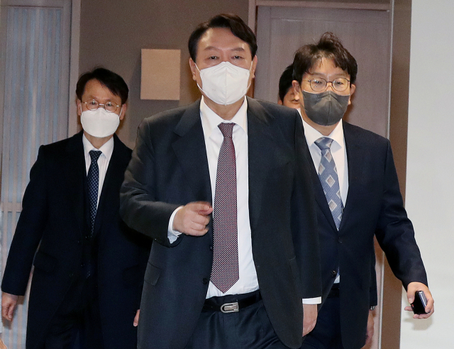 국민의힘 윤석열 대선 후보와 권성동 신임 사무총장이 18일 서울 여의도의 한 음식점에서 중진의원들과의 비공개 오찬 회동에 참석하고 있다. 연합뉴스