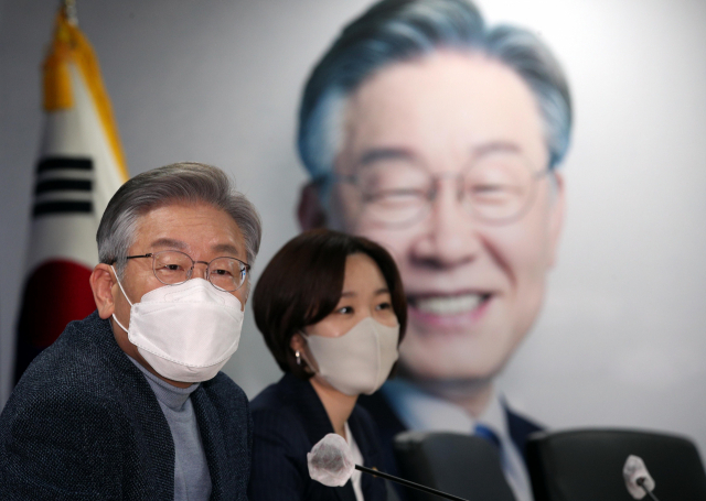 더불어민주당 이재명 대선후보가 18일 오후 서울 여의도 당사에서 열린 