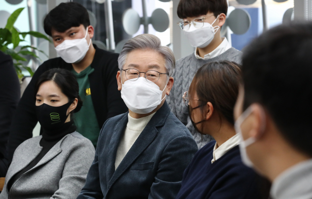 더불어민주당 이재명 대선 후보가 16일 서울 서대문구 청년문화공간 신촌파랑고래에서 열린 청소년·청년 기후활동가 간담회에서 참석자들의 질문을 듣고 있다. 연합뉴스
