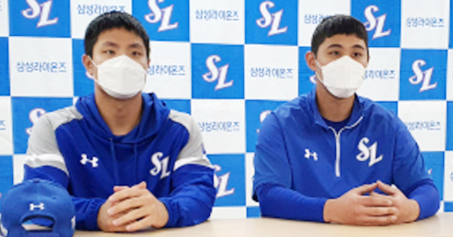 상무에서 군 복무를 마치고 삼성라이온즈에 복귀한 내야수 공민규(오른쪽)와 외야수 윤정빈이 대구삼성라이온즈파크 공식브리핑룸에서 복귀 소감을 전하고 있다. 김우정 기자