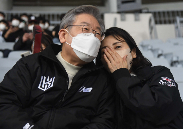 2021년 당시 더불어민주당 이재명 대선후보와 부인 김혜경 여사가 11월 18일 서울 고척돔에서 열린 프로야구 한국시리즈 4차전을 관람하며 귓속말을 주고 받고 있다. 김혜경 여사가 낙상사고를 당하고 9일 뒤였다. 연합뉴스