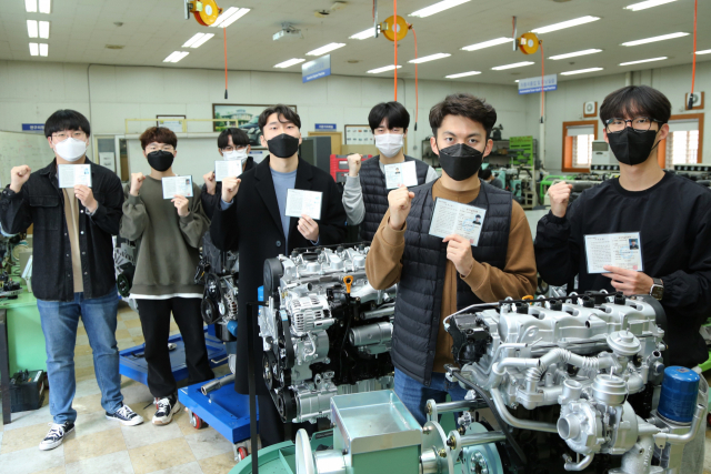 자동차정비산업기사 국가기술자격증 시험에서 응시자 전원이 합격한 구미대 자동차기계공학부 학생들이 대학 내 실습장에서 기념촬영을 하고 있다. 구미대 제공