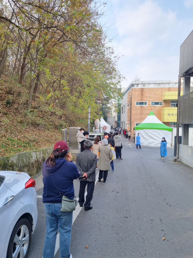 19일 어린이 무더기 확진자가 나온 경북 영주시 보건소에서 코로나19 진단 검사가 진행되고 있다. 영주시 제공