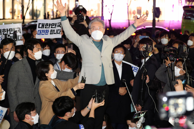 더불어민주당 이재명 대선후보가 19일 대전시 서구 둔산동 갤러리아백화점 타임월드 앞에서 대전 시민들에게 손을 들어 인사하고 있다. 연합뉴스