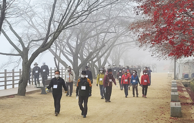 20일 안동 호반길에는 코로나19에서 벗어나 일상속에서 가을 정취를 느끼려는 걷기 행사가 잇따라 열렸다. 사진은 안동고 안동지구 동창회 가족걷기 행사 모습. 엄재진 기자