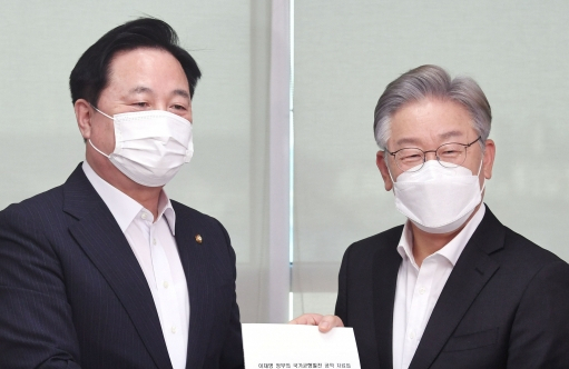 김두관 더불어민주당 의원이 정의기억연대(이하 정의연) 후원금 유용 혐의로 1심 판결을 받은 윤미향 무소속 의원에게 