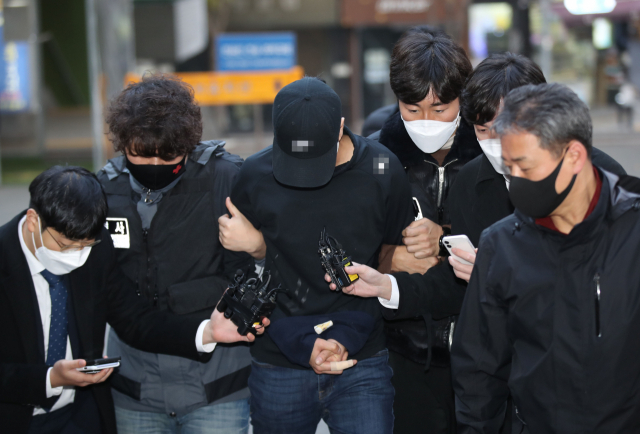 데이트폭력 피해로 경찰의 신변보호를 받던 여성을 살해하고 도주한 30대 남성이 하루 만에 경찰에 붙잡혀 20일 오후 서울 중부경찰서로 들어서고 있다. 경찰에 따르면 서울 중부경찰서는 이날 낮 12시 40분께 신변보호 대상이었던 30대 여성 A씨를 흉기로 찔러 살해한 혐의로 A씨의 전 남자친구인 30대 B씨를 대구 소재 숙박업소에서 검거했다. 연합뉴스