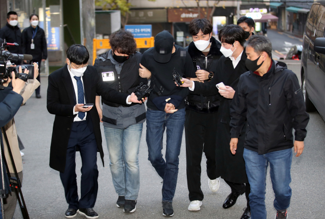 데이트폭력 피해로 경찰의 신변보호를 받던 여성을 살해하고 도주한 30대 남성이 하루 만에 경찰에 붙잡혀 20일 오후 서울 중부경찰서로 들어서고 있다. 경찰에 따르면 서울 중부경찰서는 이날 낮 12시 40분께 신변보호 대상이었던 30대 여성 A씨를 흉기로 찔러 살해한 혐의로 A씨의 전 남자친구인 30대 B씨를 대구 소재 숙박업소에서 검거했다. 연합뉴스