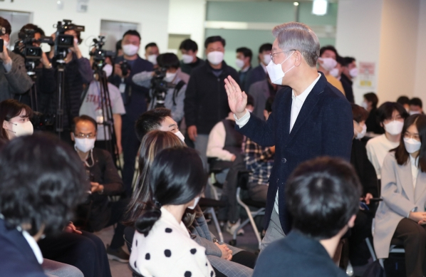 더불어민주당 이재명 대선후보가 20일 충남 아산시 충남컨텐츠기업지원센터에서 열린 서울대·지역거점 국립대학 학생들과의 대화 