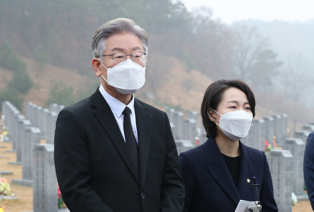 더불어민주당 이재명 대선후보가 연평도 포격전 11주기를 이틀 앞둔 21일 대전시 유성구 국립대전현충원 연평도 포격전 전사자 묘역을 참배한 뒤 취재진의 질문에 답변하고 있다. 연합뉴스