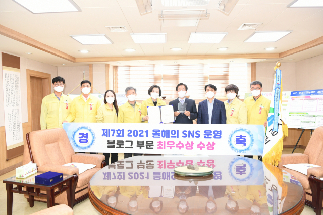 전국 SNS 소통 최우수 지자체로 선정된 문경시 담당부서인 홍보전산과 직원들과 고윤환 문경시장 등이 기념촬영을 하고 있다. 문경시 제공
