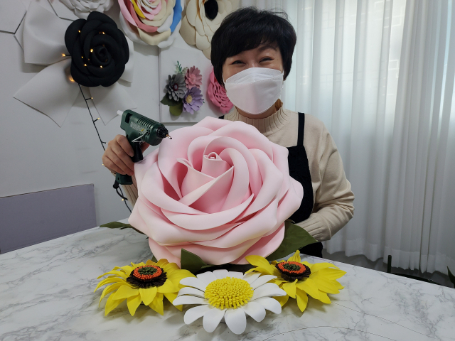 17일 대구 중구 크멋자이언트플라워에서 만난 송지은 씨가 에바폼으로 꽃을 만드는 법에 대해 설명하고 있다. tong@imaeil.com