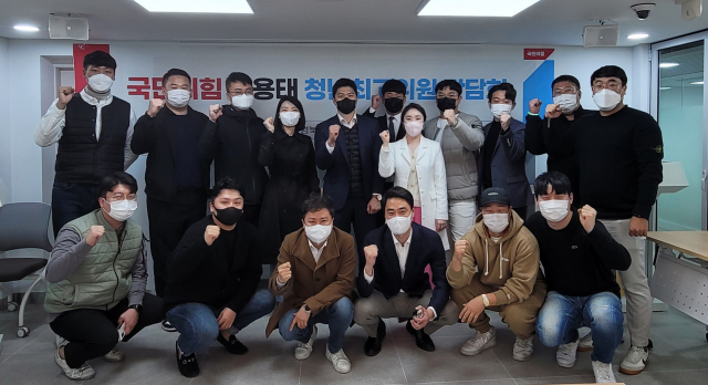 대구경북청년회와 김용태 국민의힘 최고위원이 20일 대구 북구 산격시장 커뮤니티홀에서 2030 청년들의 정치 참여 등을 주제로 간담회를 열었다. 대구경북청년회 제공.