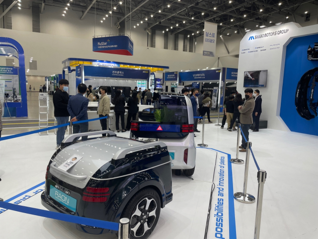 삼보모터스가 지난달 엑스코에서 열린 '대구 국제 미래자동차엑스포'에서 자체 제작한 초소형 전기 컨셉카 '라온'을 선보이고 있다. 대구시 제공